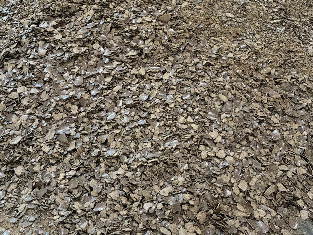 Linseed cake in flake form, cold-pressed, feed grade