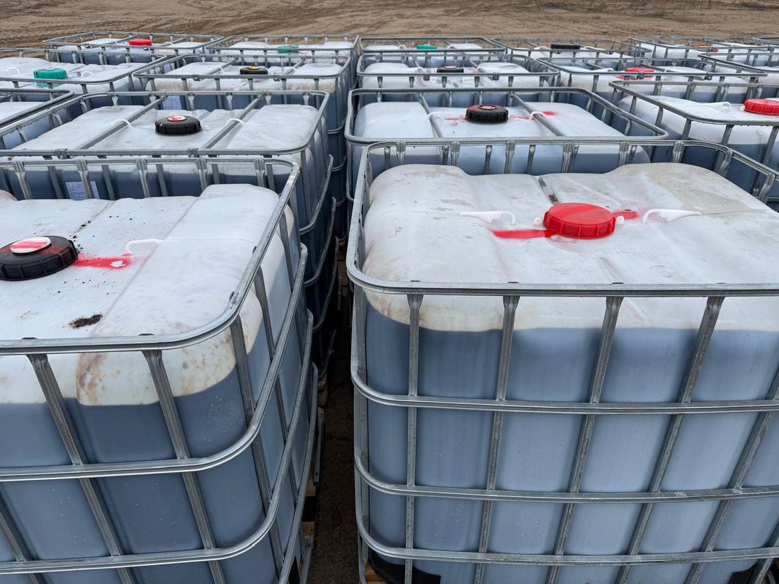 Sugar beet molasses supplied in IBC containers of 1000 litres